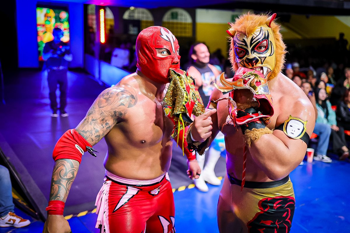 Al finalizar la contienda, Dragón de Fuego y Dragón Legendario exigen una batalla por el Campeonato Nacional de Parejas a Magnus y Rugido, que los atacan sin piedad. 

#SábadoDeColiseo 
#3aCaída 

📺 para miembros nivel “Leyenda” ⇒ youtube.com/live/Bvp7LuUV4…