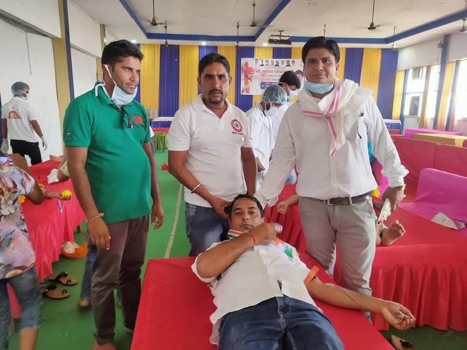 बारां में सचिन पायलट जी के जन्मदिन पर भाई साहब नरेश मीणा द्वारा आयोजित रक्तदान शिविर की कुछ झलकियां  07/09/2020.
पायलट साहब को जन्मदिन की हार्दिकशुभकामनाएं. .उस शिविर में लगभग तीन हजार पांच सौ यूनिट रक्तदान हुआ था टीमे कम पड़ गयी थी रक्त संग्रह करने वाली ..युवा साथियो