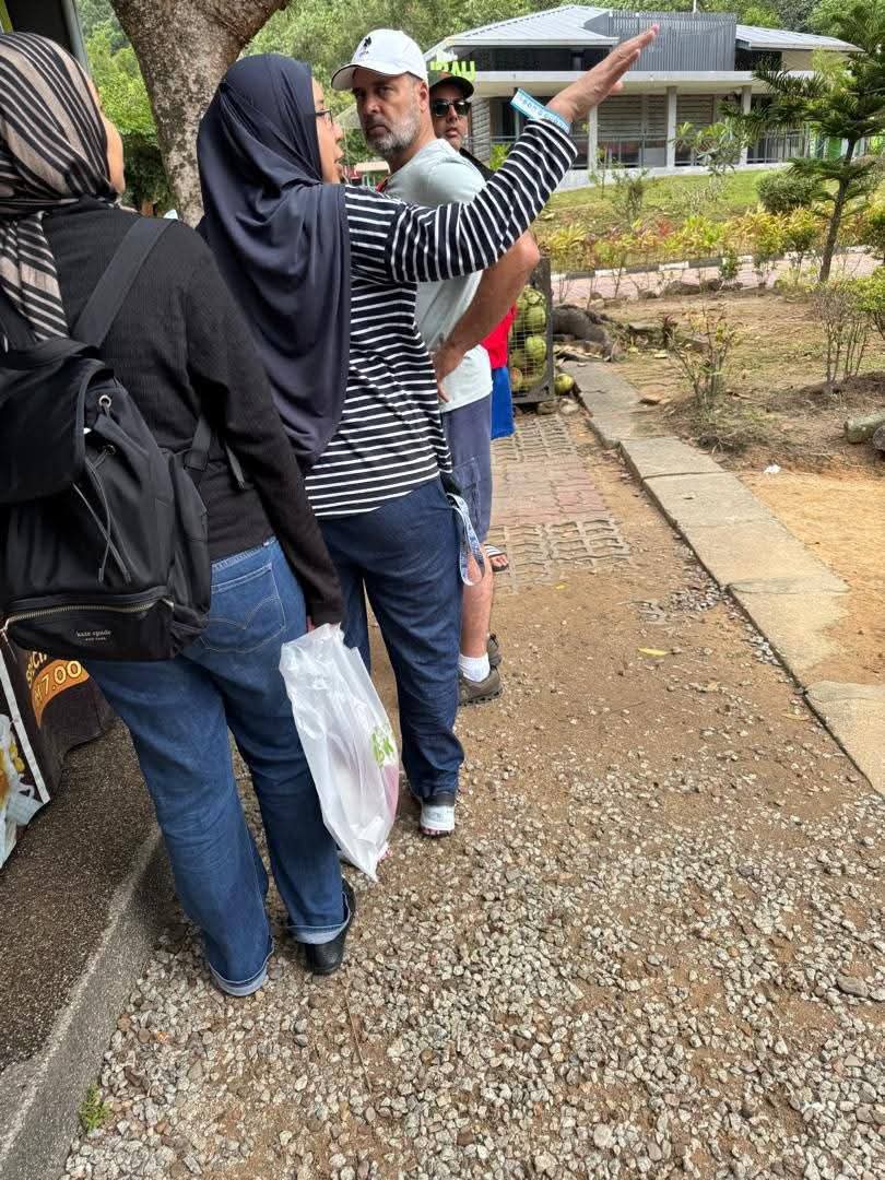 rishi_dr119's tweet image. बिहार यात्रा में बन्दा इतना पस्त हो गया कि मस्त होने को चुपके से निकल के मलेशियाई द्वीप लंगकावी पहुँच गया🤔

वैसे चमचों के हिसाब से ये पंजाब बाढ़ पीड़ितों से मिलने जा रहा था😲

अब इस्लामिक देश जहाँ ज़ाकिर नाइक जैसा साँप भी है, पप्पू खाली massage करवाने तो न गया होगा👎😡
#Toolkit