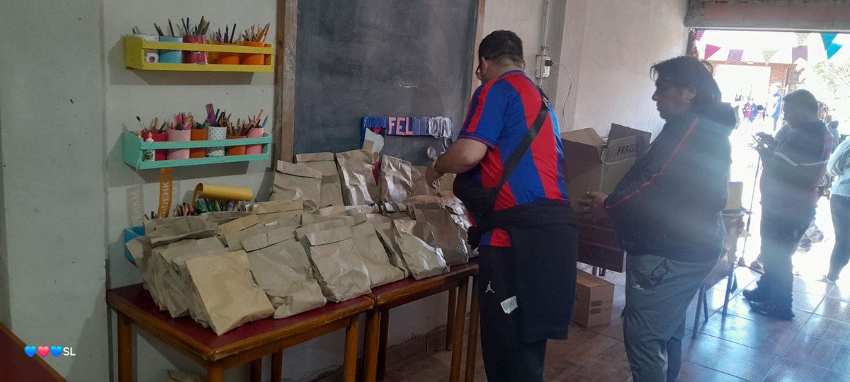 CuervosFVarela's tweet photo. Estivimos en el centro comunitario de zeballos festejamos el dia de la niñez, mas de 100 niños disfrutaron una tarde d  juegos, regalos, merienda 
Agradecemos al centro comunitario a los cuervos de varela q se acercaron  a los q colaboraron con rifa y materiales https://t.co/t833m8De5b