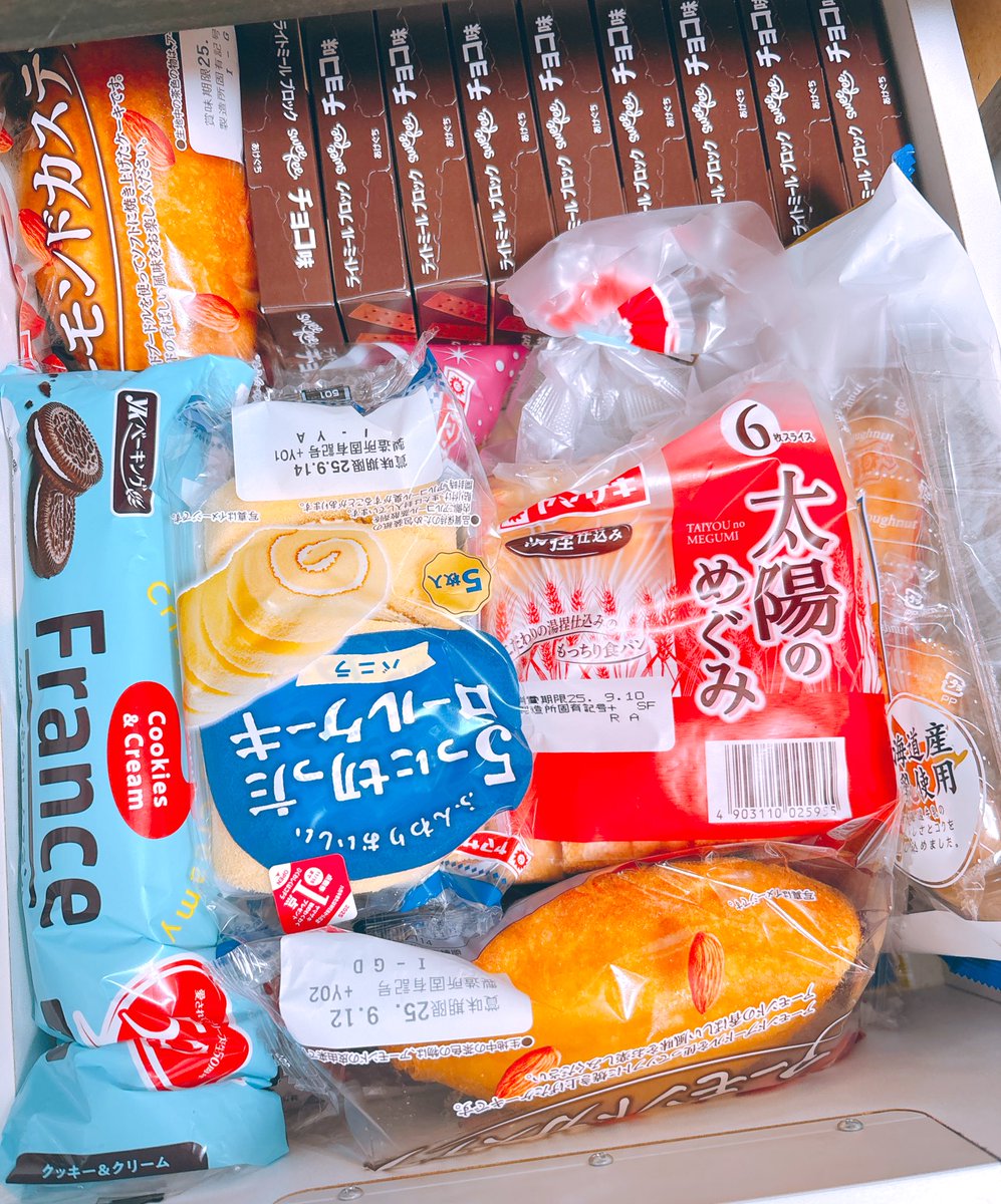 最近買い出しから帰ってくると食品の片付けを娘が手伝ってくれるようになったんだけど、ぐちゃぐちゃの朝食ストック置き場を見て「きれいにかたづけなあかんやん！」と言って自主的にこうしてくれた。片付けの才能を感じる