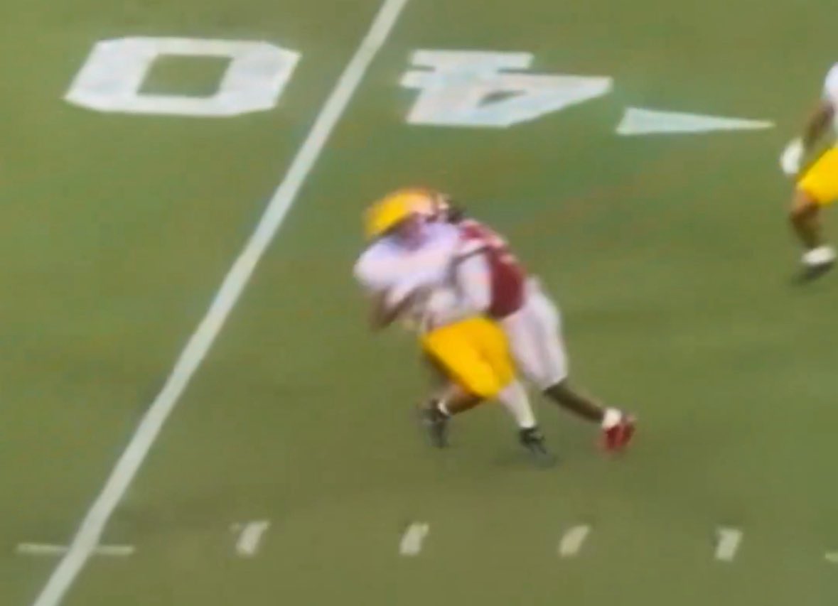 gpz1752's tweet photo. @garrett_reed33 @ManningFaces @SharpFootball Hits with shoulder to opponent’s shoulder. Helmet behind the opponent. Not even close to targeting. https://t.co/X1RolaV5Ku