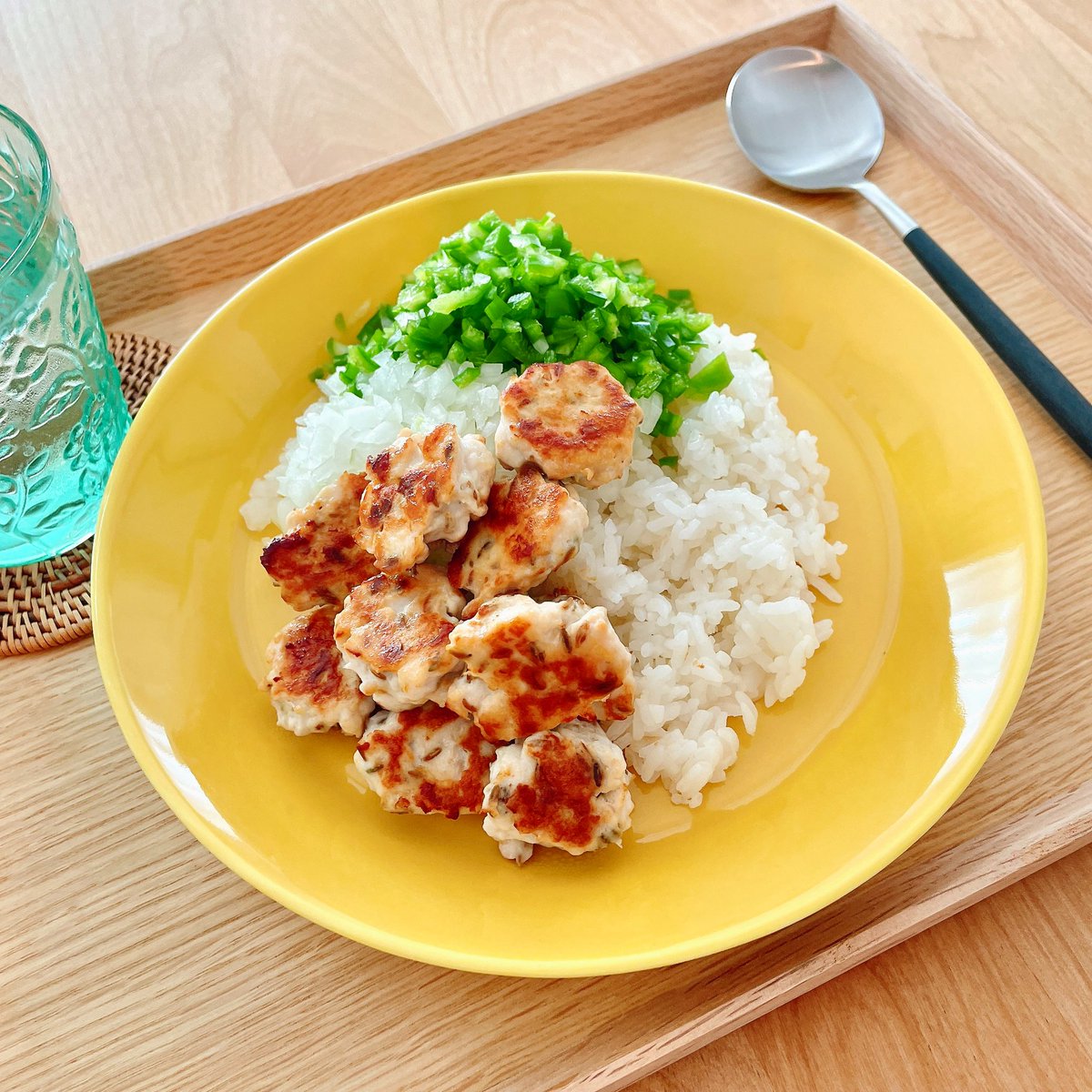 これ革命的に美味しかった🍋💛
酸味辛味苦味が絶妙〜にさわやかなのにクミンの効いたつくね(?)がガツンと感あって大満足！！！ひき肉はムネで代用したけど問題なし、また作りたい！