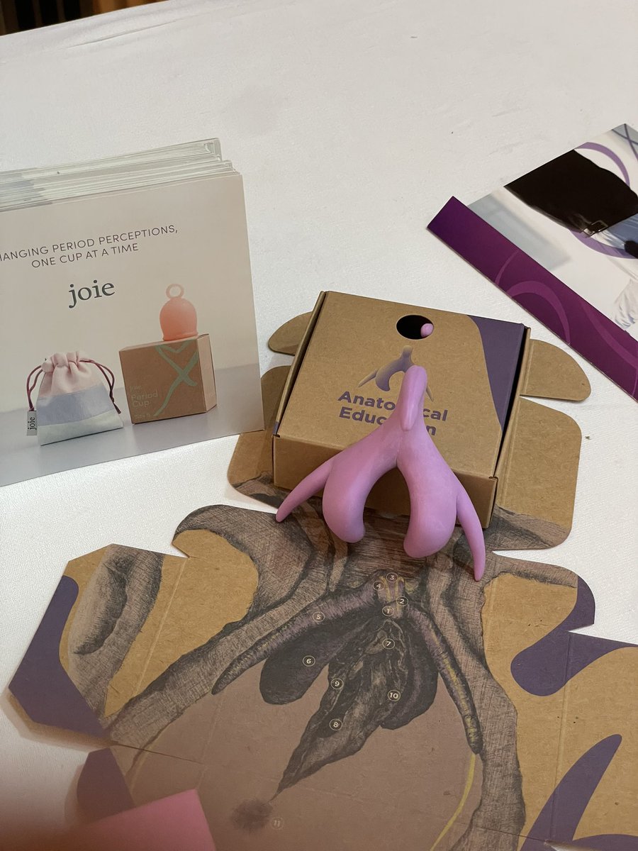 Make_It_History's tweet image. “มีผลงานที่น่าสนใจหลายชิ้น มีหรือไม่มีเมนส์ก็เข้ามาชมได้”

ไม่กี่วันที่ผ่านมาผมไปชมนิทรรศการ Moon Blood Festival: diversity of menstruation จัดโดย @Daydm_Cafe จากโพสแนะนำของคุณเชอร์มี่ สำหรับผมหัวข้อประมาณรื้อสร้างความคิดเกี่ยวกับประจำเดือนไม่ใช่เรื่องใหม่…