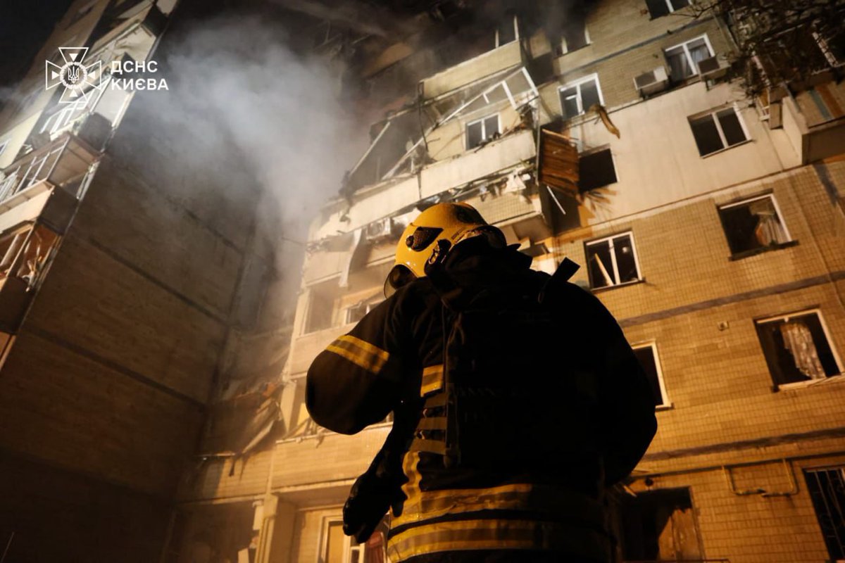 Двоє загиблих, зокрема дитина, внаслідок російської атаки на Київ цієї ночі. Всього налічується 11 постраждалих, крім того літня жінка померла в укритті.

У Святошинському районі пошкоджено 9-поверховий житловий будинок — зруйновані поверхи з 4 по 8. Крім того, уламки влучили в