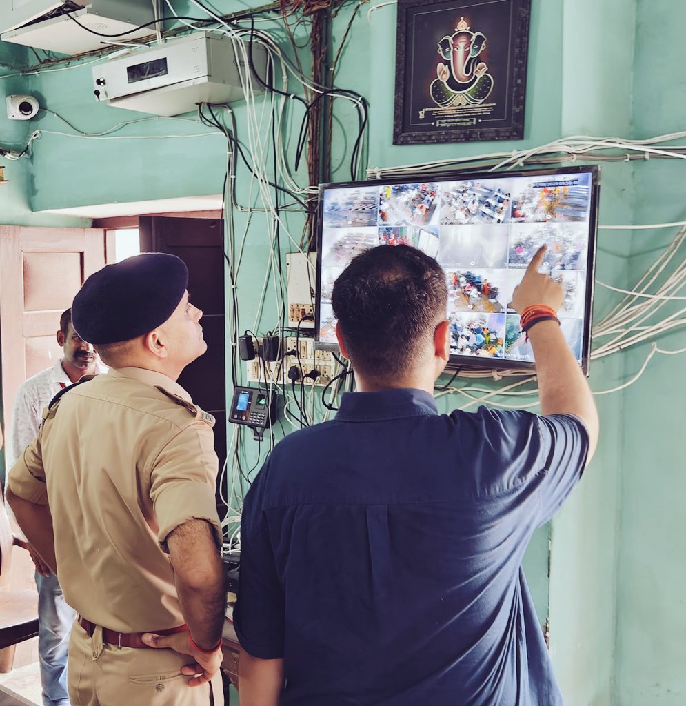 हरदोई ( उत्तरप्रदेश)

जनपद में UPSSSC प्रारंभिक अर्हता परीक्षा(PET)  को शुचितापूर्ण ,नकलविहीन, निष्पक्ष व शान्तिपूर्ण ढंग से सम्पन्न कराने के लिए डीएम अनुनय झा और एसपी नीरज जादौन ने परीक्षा केंद्रों का निरीक्षण किया ।

#UPSSSCPET2025 #exam #UttarPradesh