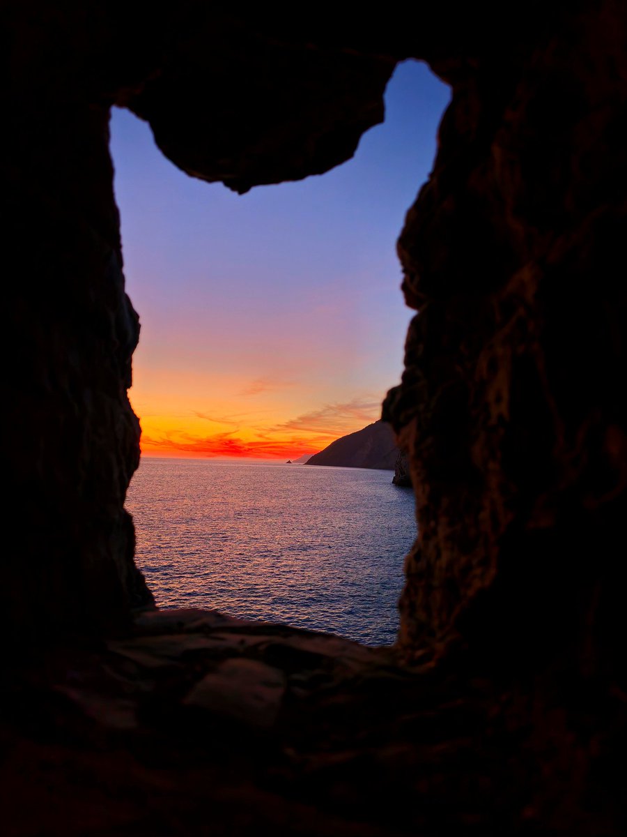danstarprince's tweet photo. I tramonti sono attimi di goduria. 
#Portovenere #CinqueTerre https://t.co/cilT619Wkn