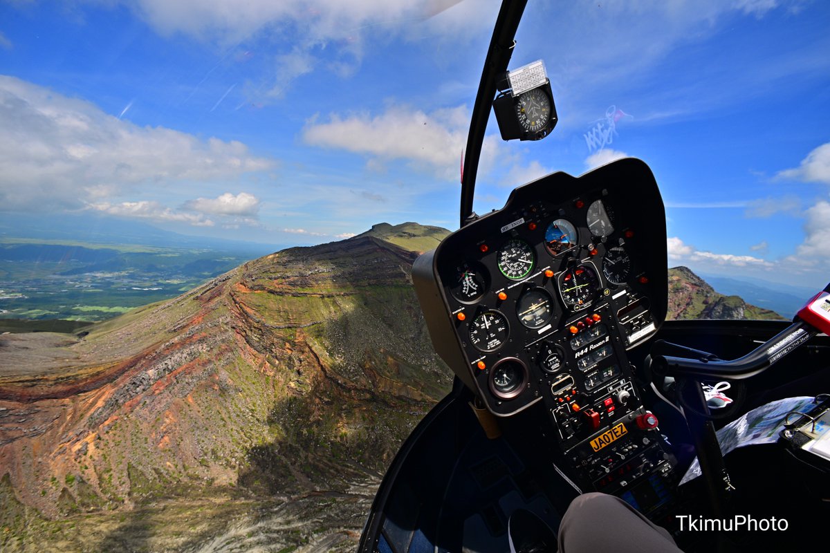 TkimuPhoto's tweet image. 阿蘇山をヘリコプターで
上空から噴火口ど迫力見学。
噴火口を1周回って、さらに外輪山を目の前に360度堪能できました。

大金を払ってでも絶対に行く価値のある遊覧飛行でした。

撮った写真を見返して、フライトシミュレーターのリアル版（笑）です。

Nikon Z8
NIKKOR-QD・C Auto 15mm f5.6