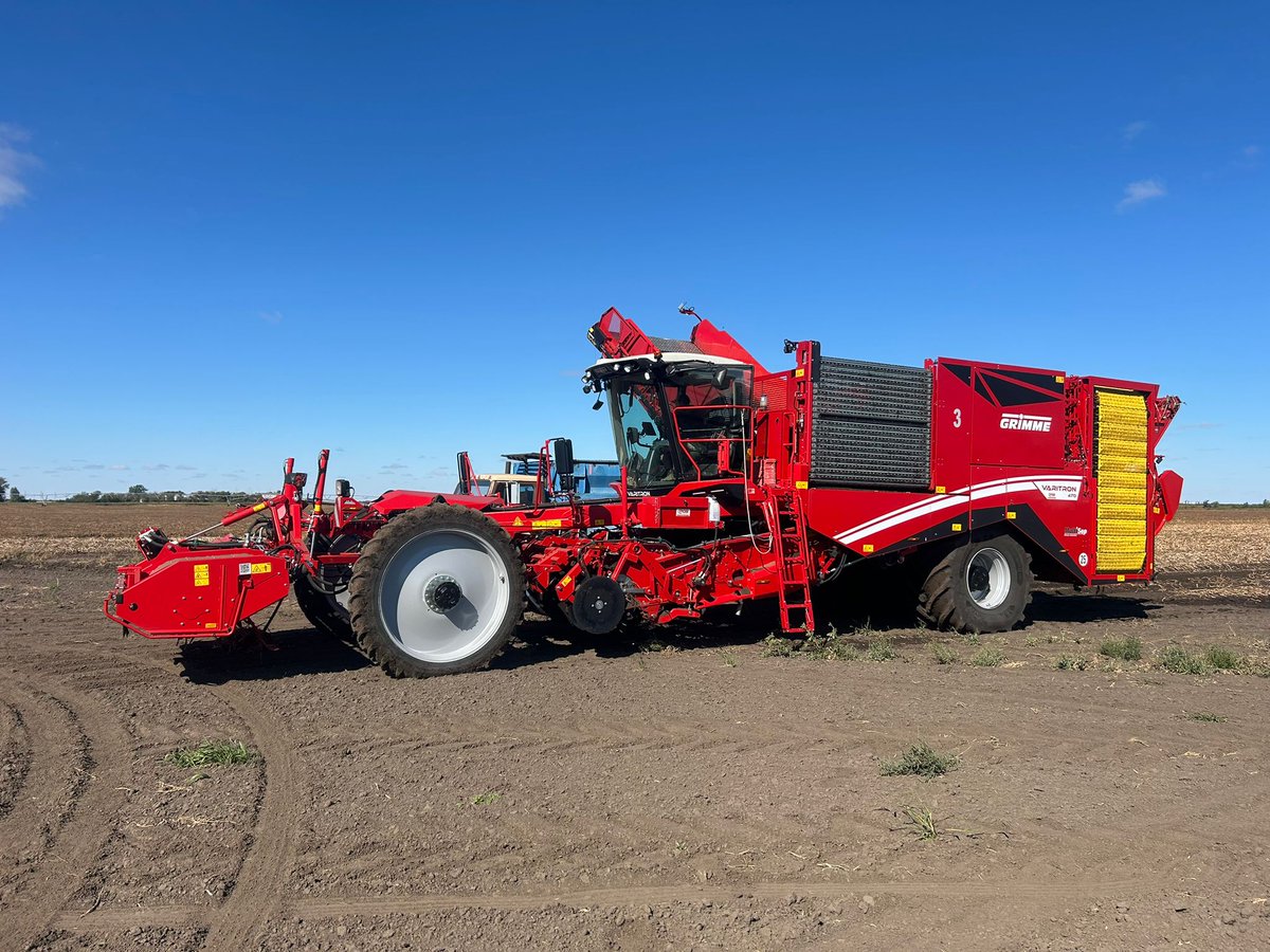 Yesterday, we were out in the field, getting our customer set up and trained on their new Grimme Varitron 470 Gen 3. 
Always great to see this machine in action and make sure our growers are ready to roll with confidence this season! 🚜🥔
#Grimme #Varitron #Harvest #Potato