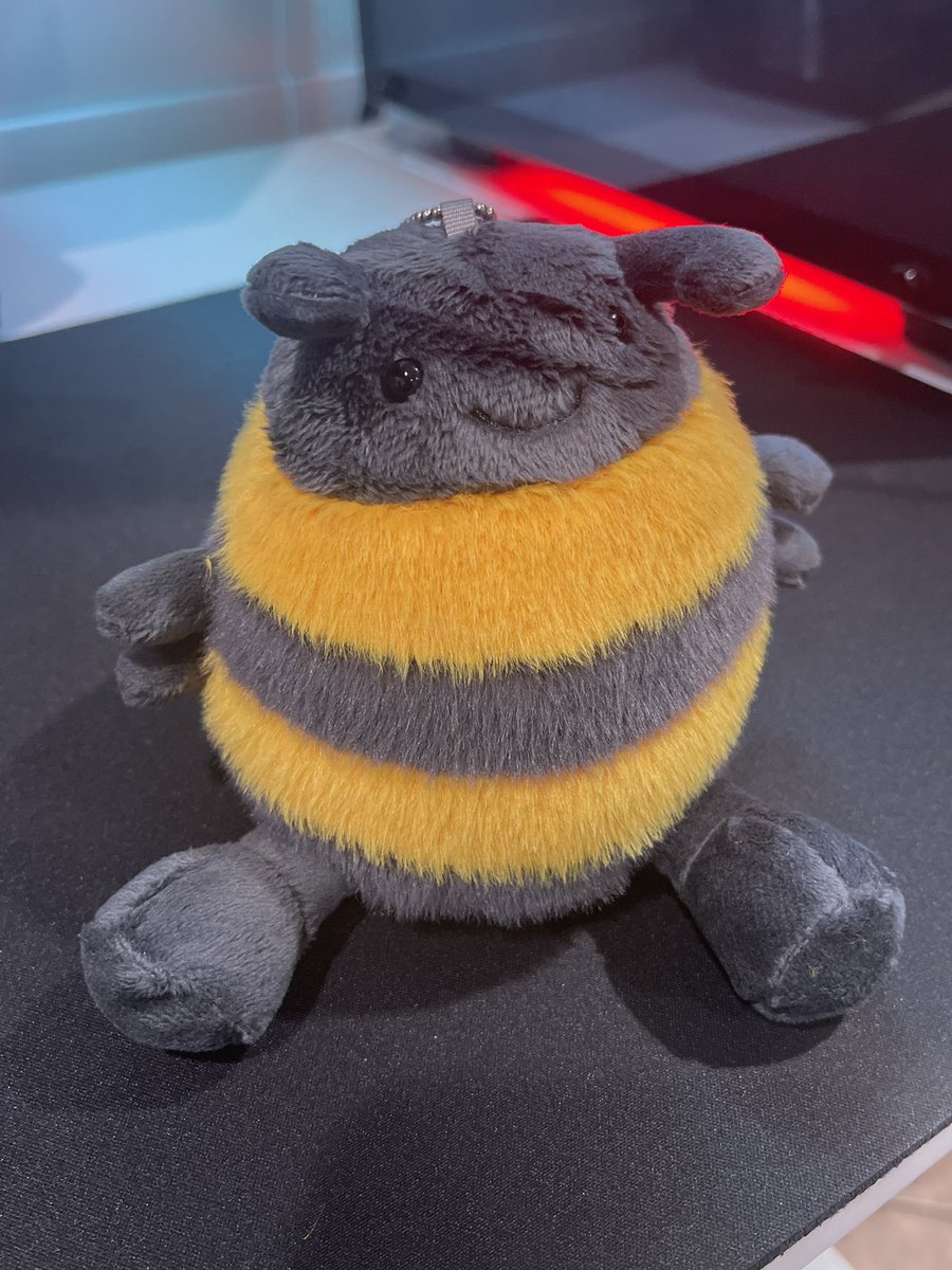 ItsPapiLeche's tweet image. saw this meme weeks ago and decided that i need a fat bee in my life