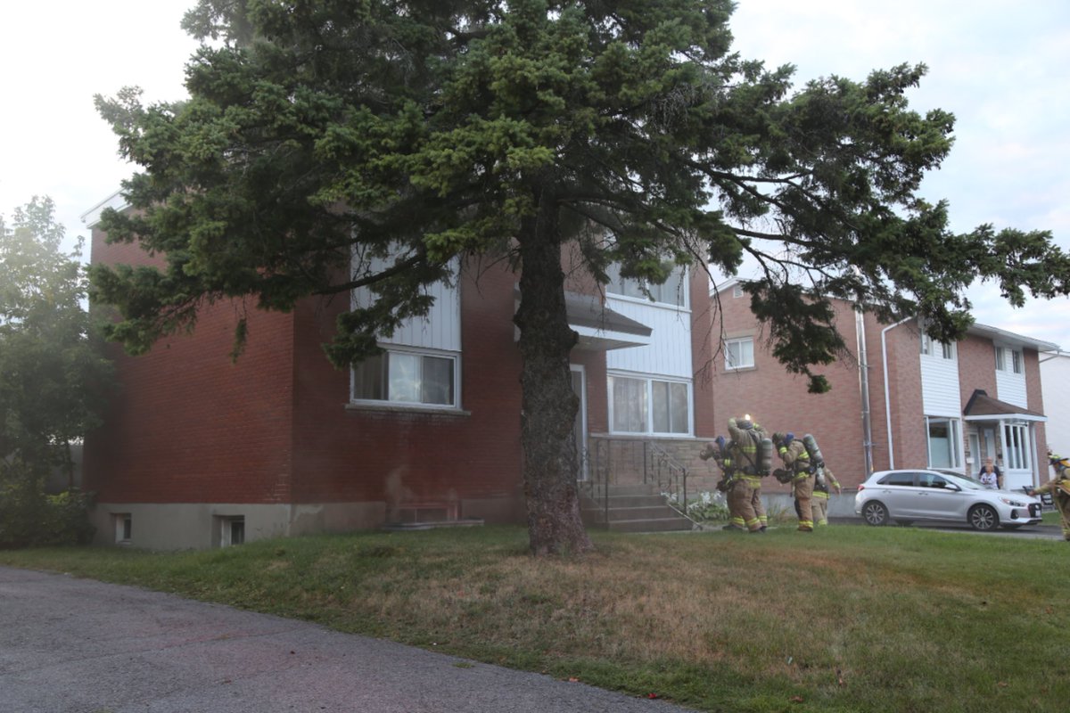 OFSFirePhoto's tweet image. Ottawa Fire on the scene of a Working Fire in a 2 storey triplex in the 700 block of Trojan AV between Quebec ST and Burn ST. @OttFire #Ottawanews #Ottawa