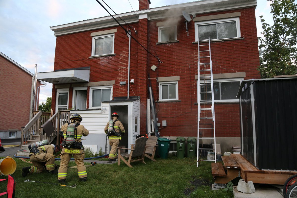 OFSFirePhoto's tweet image. Ottawa Fire on the scene of a Working Fire in a 2 storey triplex in the 700 block of Trojan AV between Quebec ST and Burn ST. @OttFire #Ottawanews #Ottawa