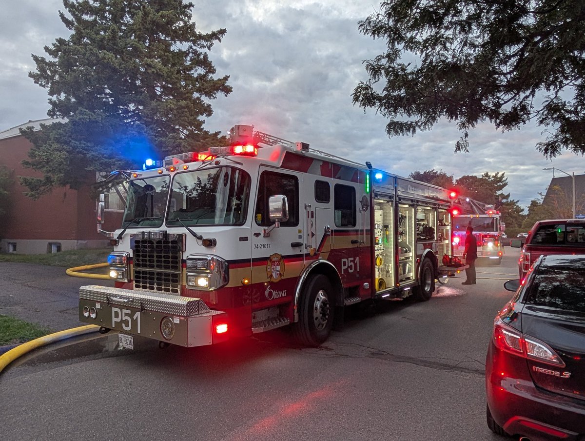 OFSFirePhoto's tweet image. Ottawa Fire on the scene of a Working Fire in a 2 storey triplex in the 700 block of Trojan AV between Quebec ST and Burn ST. @OttFire #Ottawanews #Ottawa