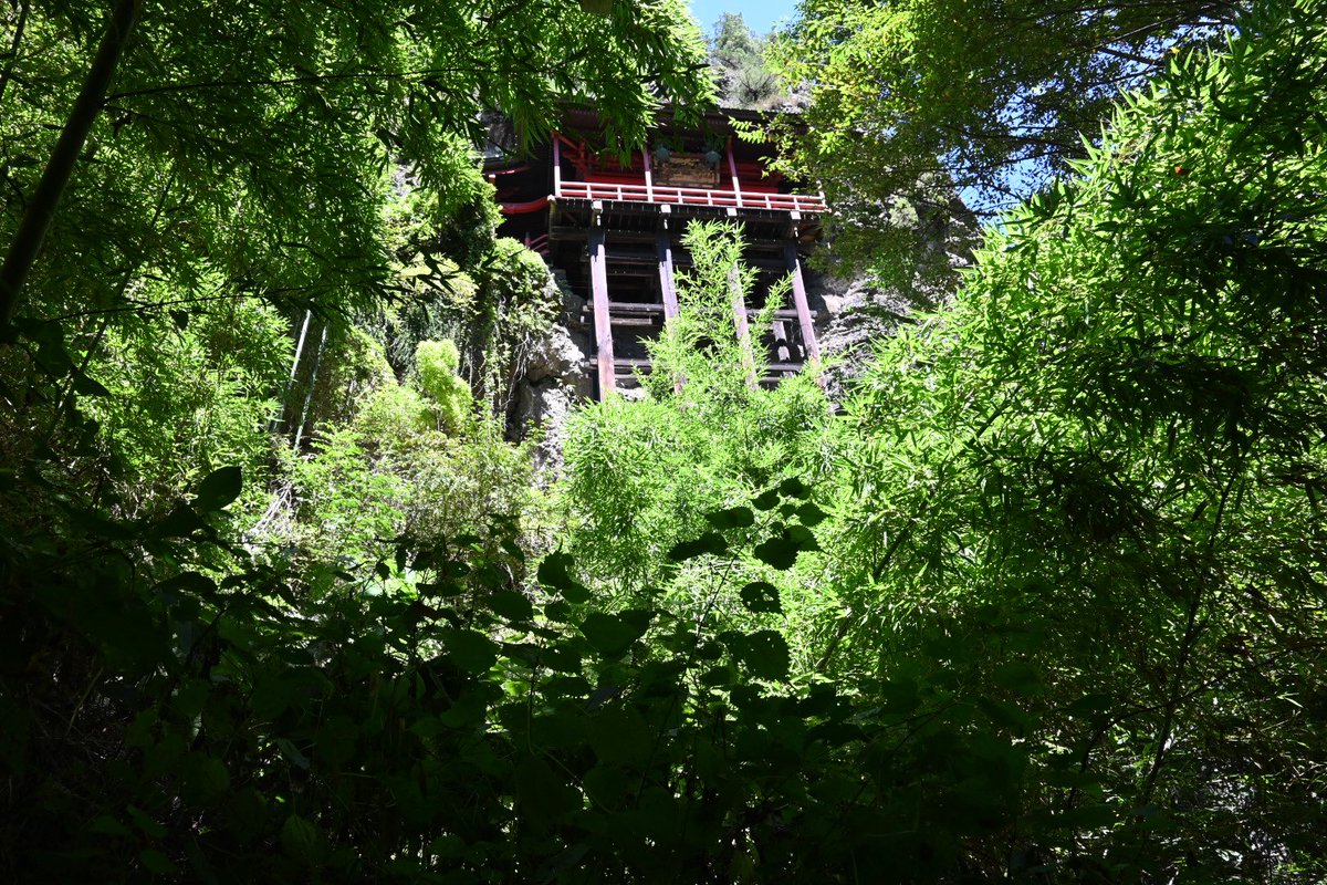 長野県の布引観音へ。
木が生い茂っていて、懸造りの全貌を見ることが出来なかったけど立派だった。満足。
#布引観音
#縣造り