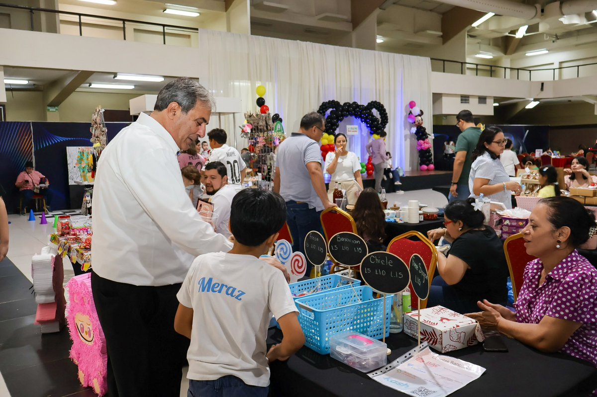kqubain1's tweet photo. Hoy en el #MiniBazarDelSábado compartí con más de 70 niños que, junto a sus familias, llenaron de alegría y creatividad nuestro recinto de #Expocentro
Con mucho entusiasmo presentaron sus ideas y productos. Estoy seguro de que en ellos vemos a los emprendedores y empresarios del mañana.
Seguiremos desde la @CCICHN impulsando estas iniciativas.