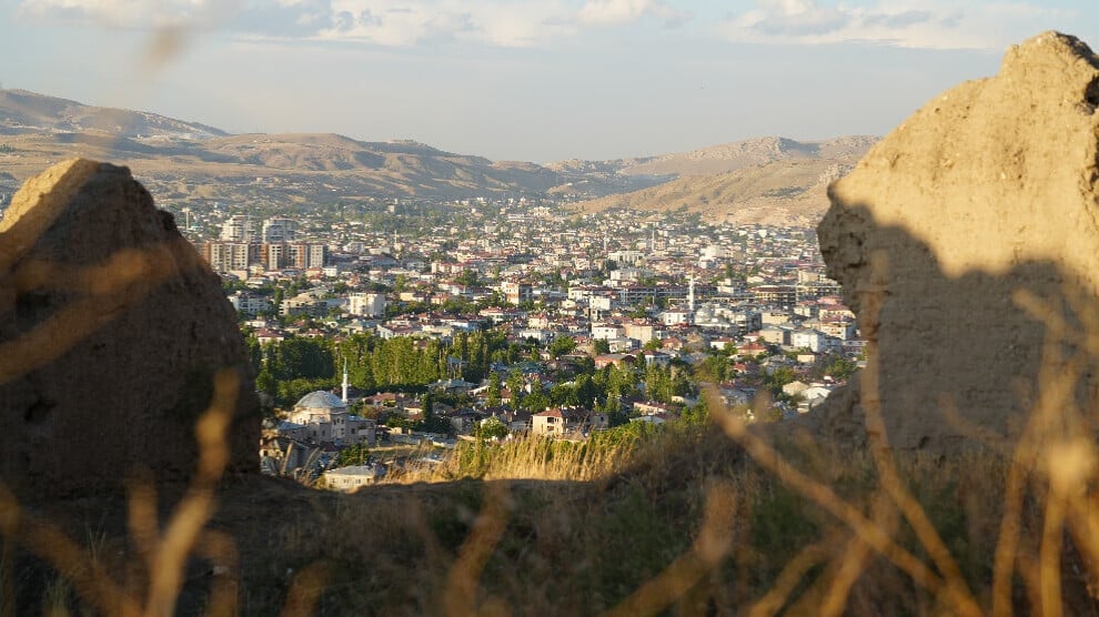 #Feminicidios | Rojbin Bor afirma que las muertes sospechosas de 14 mujeres en Van durante ocho meses tienen un componente político, ya que ocultan hematomas tras acusaciones de suicidio. 

espanol.anf-news.com/mujeres/aument…

t.me/CanalDeNoticia…