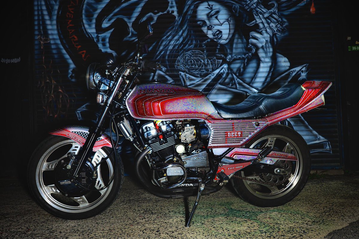 遠目では分かりにくいですが、
アップにするとレインボーラメ🌈✨
#cbx
#cbx400
#バイク
#カスタムバイク
#エアブラシ
#エアブラシアート