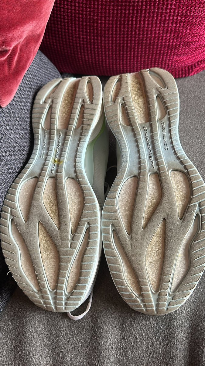 Julian1847's tweet photo. @liningofficial never expected this amount of wear after two months! It will soon be down to the foam 😩#HongKong https://t.co/YBYX6v1dUH