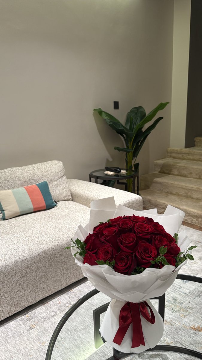 تهديني الورد وأنت ورَد عُمري وأغلى محبيني❣️