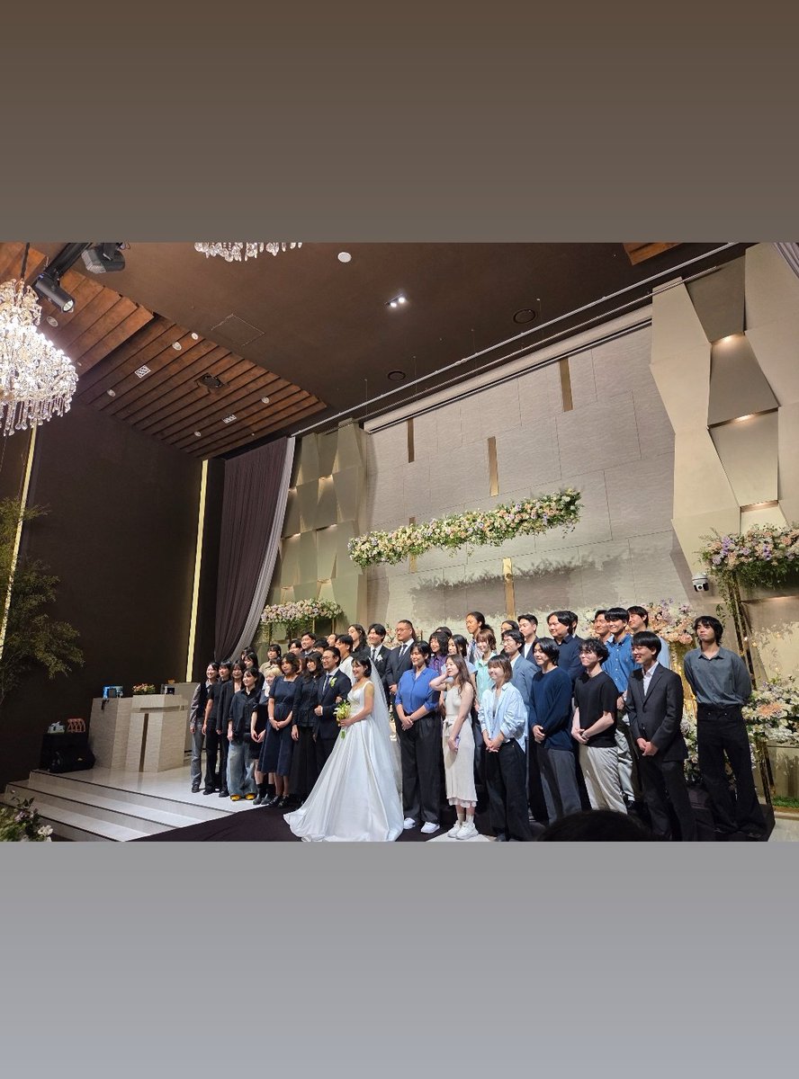 어제 하객 너무 많다고 신랑 신부 친구 나눠서 찍었는데 이 사진이랑 비교하니까 진짜 많긴 하네;;;