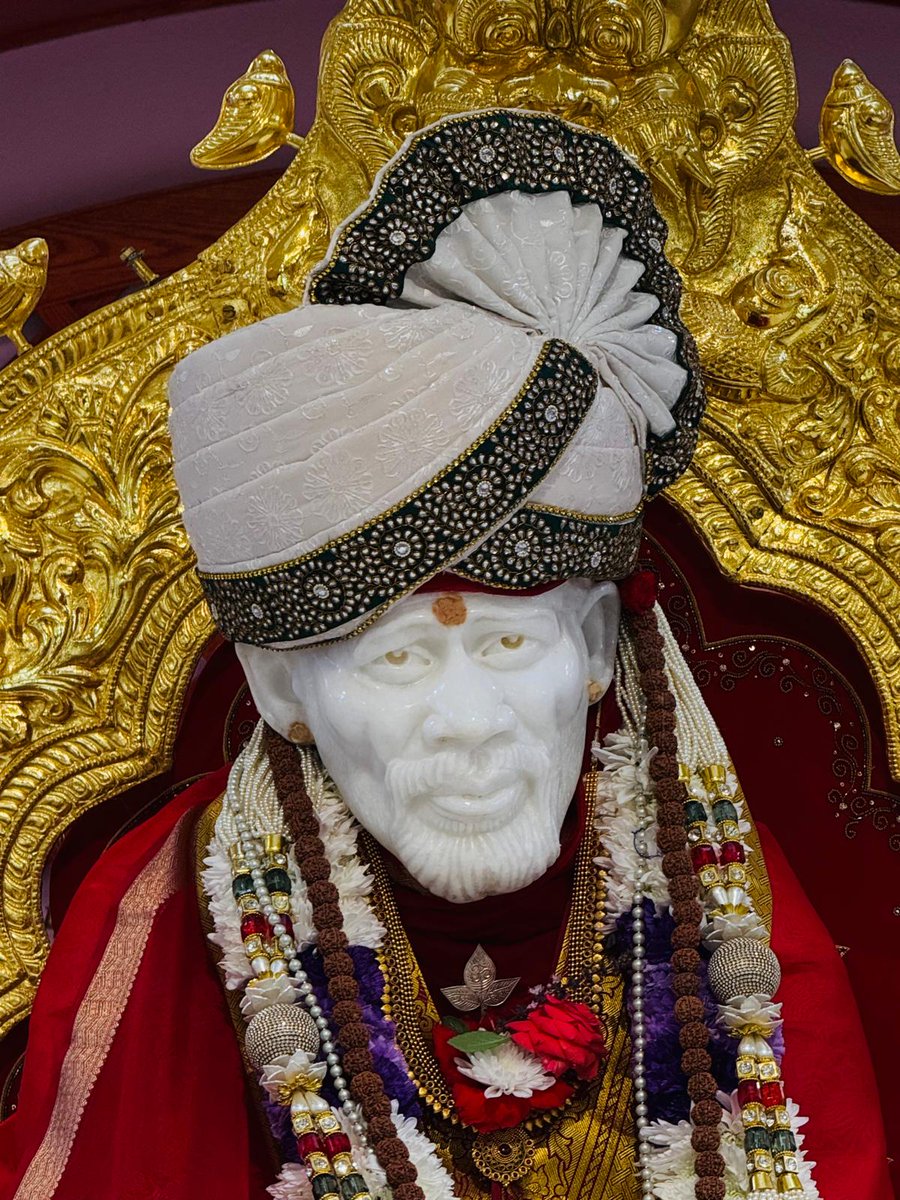 "Though Your Form is invisible to us now, still if the devotees believe in You, they get living experiences from You.
🙏🙏Bow to Sri Sai, peace be to all.🙏🙏
Darshan from #shirdisaiparivaar