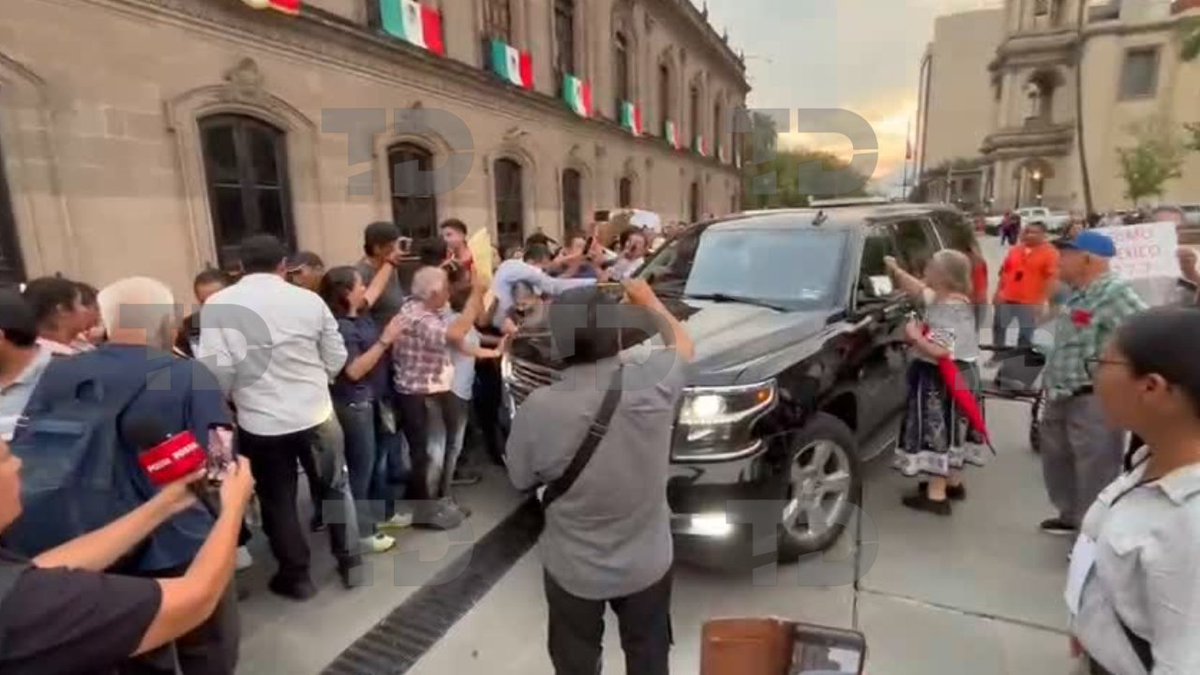 telediariomty's tweet image. 🇲🇽 Claudia Sheinbaum llega a la Macroplaza de Monterrey para dar su informe ante miles de regios. 📍

 📸 Jorge López | Canal 6   

#presidenta #Monterrey #NuevoLeón #informe