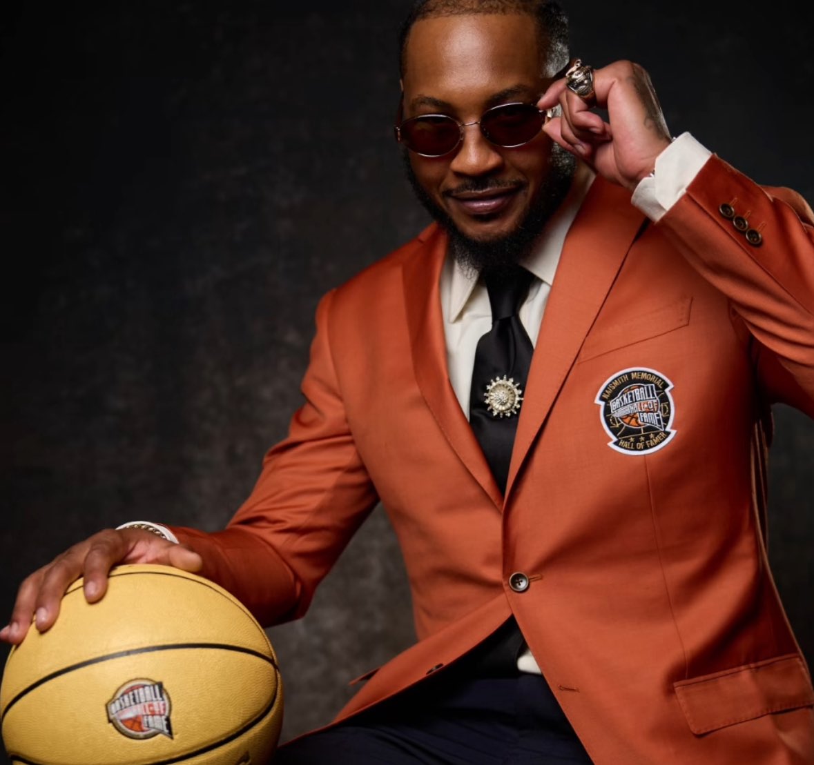 🇵🇷CARMELO ANTHONY entra al “Basketball Hall of Fame” y en el llamativo “Orange Jacket” con la bandera de PUERTO RICO 🇵🇷. 

📌NCAA Champion (Syrscuse-2003)
📌10x NBA All Star
📌6x All NBA Team
📌3x🥇Olympic Gold Medal’s (USA 🇺🇸)
📌#12 All Time NBA Scoring Leader

📸 <a href="/Cuse_MBB/">Syracuse Men’s Basketball</a>