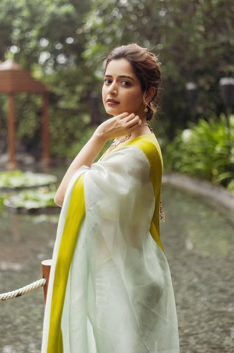 Inka elaago undhi
Kri: Sarle vaadu car lo bayata wait chesthunnaadu. Vellu
Ash: Byee
(Des sees Ash)
Des: Hi Ashii
Ash: Ekkadiki velthunnaam
Des: Indian restaurant ki
Ash: Podhaama lekunte ala choosthu untaava nannu
Des: Intha baagunnaav ente asal? Can’t take my eyes
Ash: Abbo