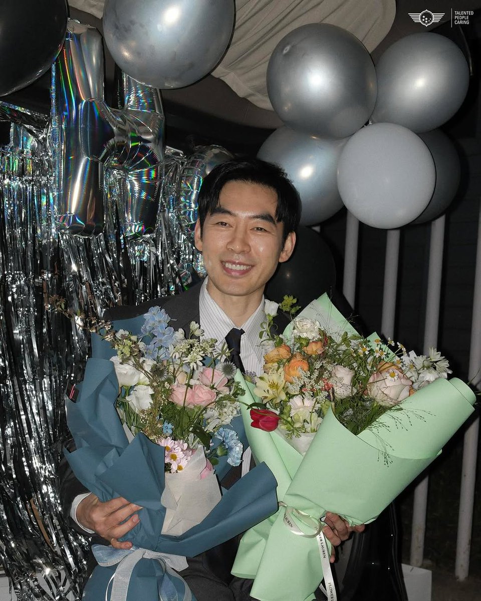 phs_archive's tweet photo. [박형수]

드라마 <에스콰이어> ‘홍도윤’ 역 종영소감

안녕하세요. ‘에스콰이어’에서 율림의 파트너 변호사 ‘홍도윤’ 역을 맡았던 배우 박형수입니다.

먼저 뜻깊은 시간을 함께한 감독님, 작가님, 모든 스태프분들, 배우분들께 감사드립니다. 어느덧 종영이라니 아쉽지만, 덕분에 좋은 추억을 한가득 안고 갑니다.

무엇보다 주말 밤마다 ‘에스콰이어’를 사랑해 주시고, 매 사건마다 몰입해 주신 시청자 여러분께 진심으로 감사드립니다. 그동안 ‘홍도윤’을 보며 분노하기도 하셨을 텐데, 저는 미워하지 말아 주세요 ㅎㅎ

저는 먼저 율림에서 사직했지만, 여전히 흥미진진한 이야기가 이어지고 있으니까요. ‘에스콰이어’ 마지막까지 많은 시청 부탁드립니다! 감사합니다.

#박형수 #ParkHyungsoo #JTBC #에스콰이어 #ESQ #ESQUIRE
