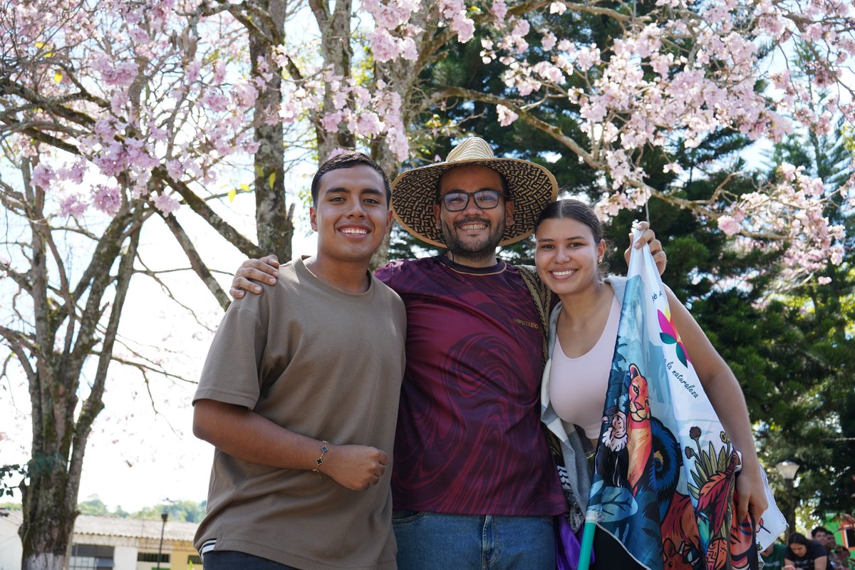 JaimeATocora's tweet photo. Queda claro ¡Falan la defiende su pueblo digno y campesino! 📷📷📷
Este territorio no se arrodilla ante su pasado de elites mineras y resiste a la invasión extranjera que quiere robar sus montañas, ríos y cultura campesina. https://t.co/E87lq7zUHV