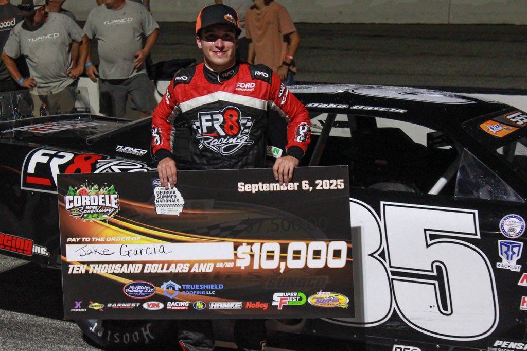 LRR_official_'s tweet photo. .@JakeGarcia35 returns to victory lane at Cordele Motor Speedway, winning Night 2 of the Georgia Summer Nationals. 

📸: @reidscottmedia 

Coverage presented by @PatriotMediaUS https://t.co/sb1PqAe97l