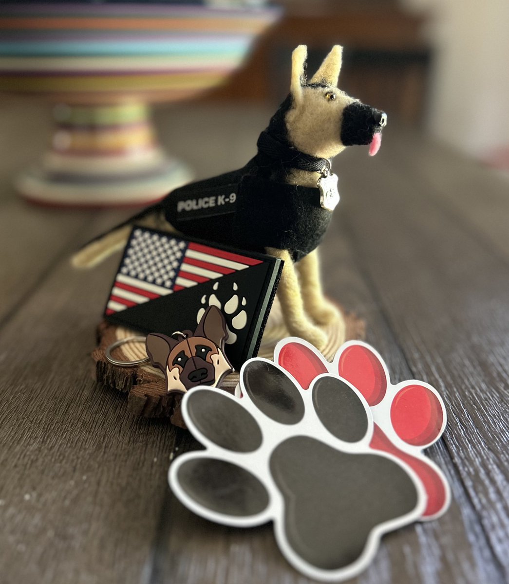 Love4PoliceDogs's tweet image. ✨GIVEAWAY✨
Handmade police k9 by @Lynnsjaded w/accessories (not shown), flag patch, keychains, magnets, plus a surprise!
TO ENTER: Like &amp;amp; RP
Everyone can enter but if you buy an item off K9 wishlist (DM me) you’ll get 15 extra entries! Ends 9/12. #OPLive amazon.com/hz/wishlist/ls…
