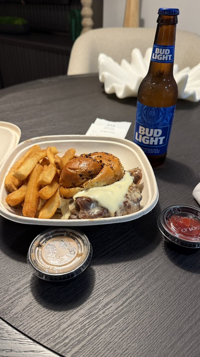 移動に疲れたので、ルームサービスでアメリカンなバーガーを。ビールつけて、チップはらうと、これで$60(9000円くらい)。アメリカはクレイジーやで…。出張は全部会社払い！😎