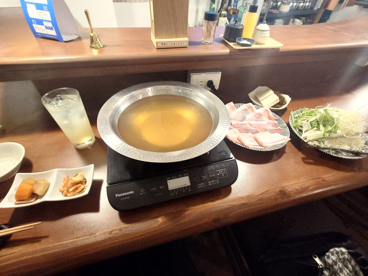 hideki4972's tweet photo. 昨日から沖縄弾丸旅行にきました😊
今回はしゃぶしゃぶを食べたくて、あぐー豚しゃぶしゃぶのお店のちゃあぶーに行きました☝️
出汁がよく効いてて、お肉もめちゃめちゃ美味しかったです😊
#ちゃあぶー　#あぐー豚しゃぶしゃぶ https://t.co/4bJPDiS2A6