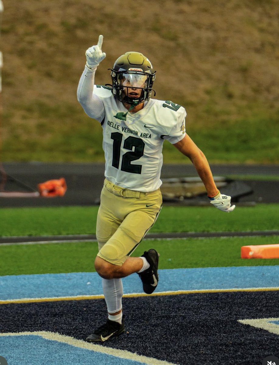 HUGE Team Win! With the help of my teammates, I was able to pull in 2 touchdowns on 4 catches @ 111 yards. 🙏🏻