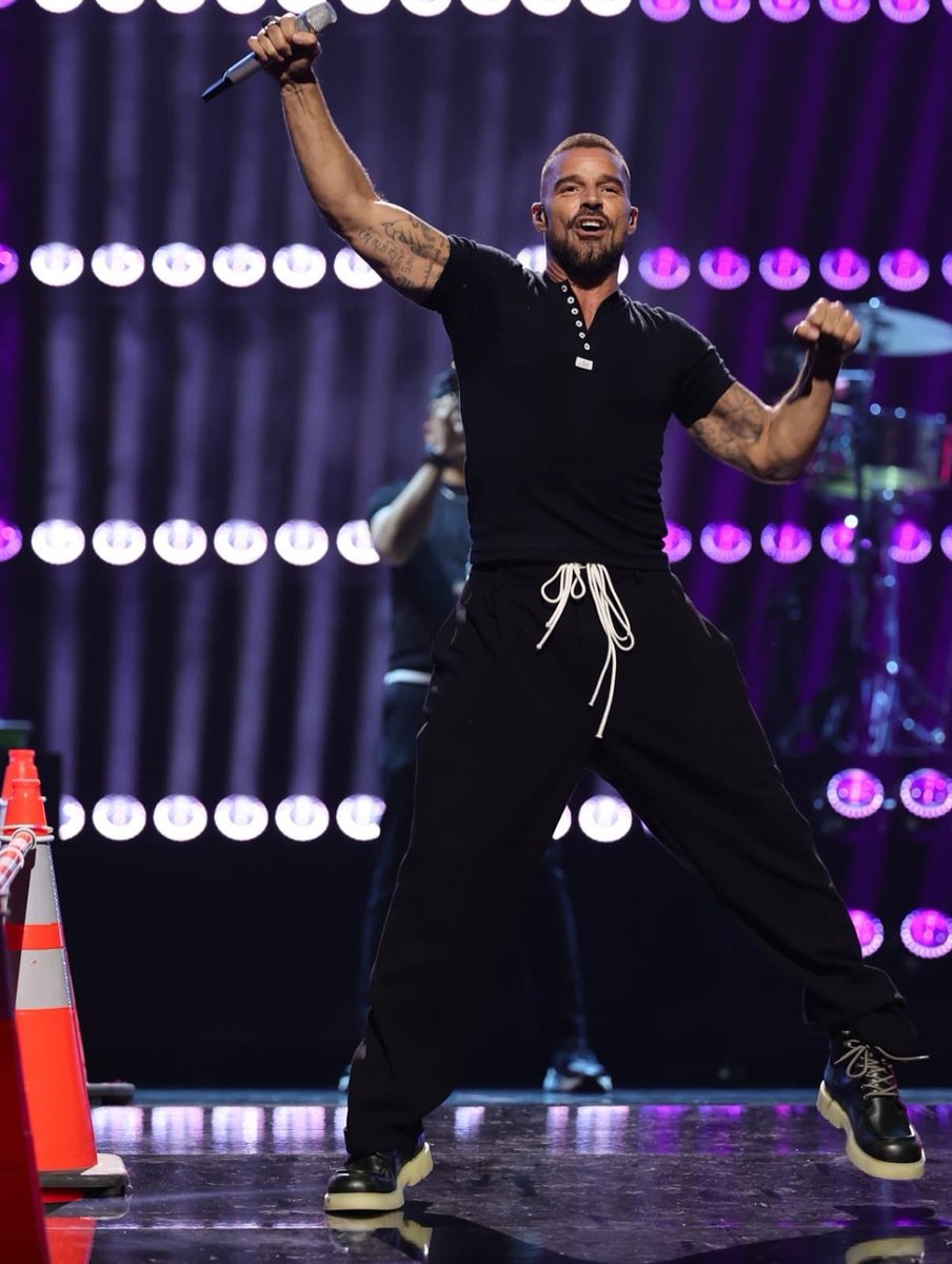 fc_reencuentro's tweet photo. @inpulsemedia @RMwebteam 

Repost @ricky_martin 
Energy was perfect today while rehearsing on stage. I’m ready to shake things up a little bit tomorrow night @vmas 
Are you watching? 
😉
#reencuentro_fc #nadienospara #portihagoloquesea #RickyMartin #SiempreContigoRickyMartin https://t.co/wZz1emkMGA