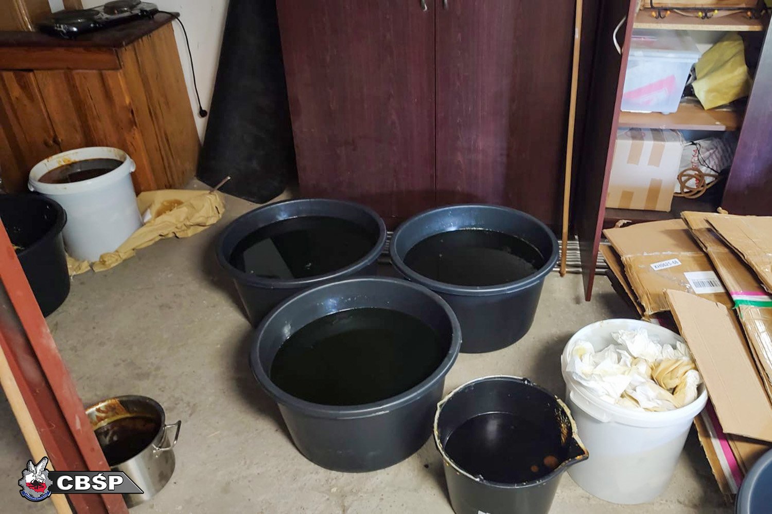 Quadratín México on X: "La Policía de #Polonia desmanteló un laboratorio de metanfetaminas y detuvo a tres hombres, dos de ellos mexicanos presuntamente vinculados con el #CártelDeSinaloa https://t.co/TWJUARevmB https://t.co/jVi06IYXhE" / X