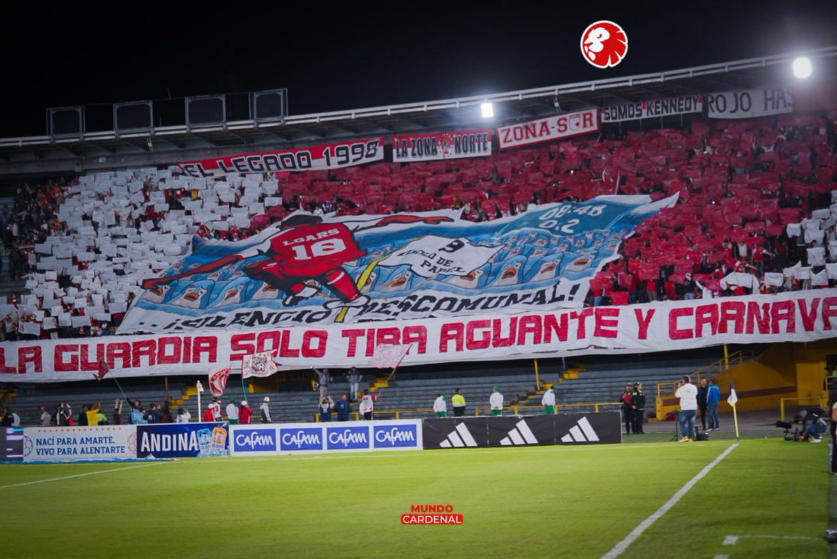 Mundo_Cardenal's tweet image. ¿PERO EWIL QUÉ HICISTE? SILENCIO DESCOMUNAL 🐔🥶 Así recibió la Lateral Sur a Millonarios en el clásico capitalino. 

Nos sentimos orgullosos de cómo ha tenido de fuerza e importancia esa foto que tomó nuestro fotógrafo Jaime Guevara 💪🏼 ¡Tenemos al mejor! 👏🏻