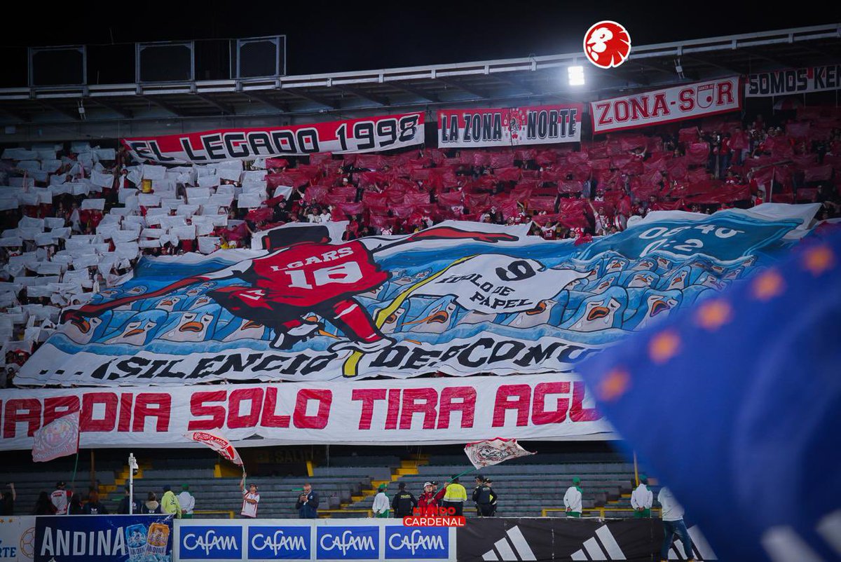 Mundo_Cardenal's tweet image. ¿PERO EWIL QUÉ HICISTE? SILENCIO DESCOMUNAL 🐔🥶 Así recibió la Lateral Sur a Millonarios en el clásico capitalino. 

Nos sentimos orgullosos de cómo ha tenido de fuerza e importancia esa foto que tomó nuestro fotógrafo Jaime Guevara 💪🏼 ¡Tenemos al mejor! 👏🏻