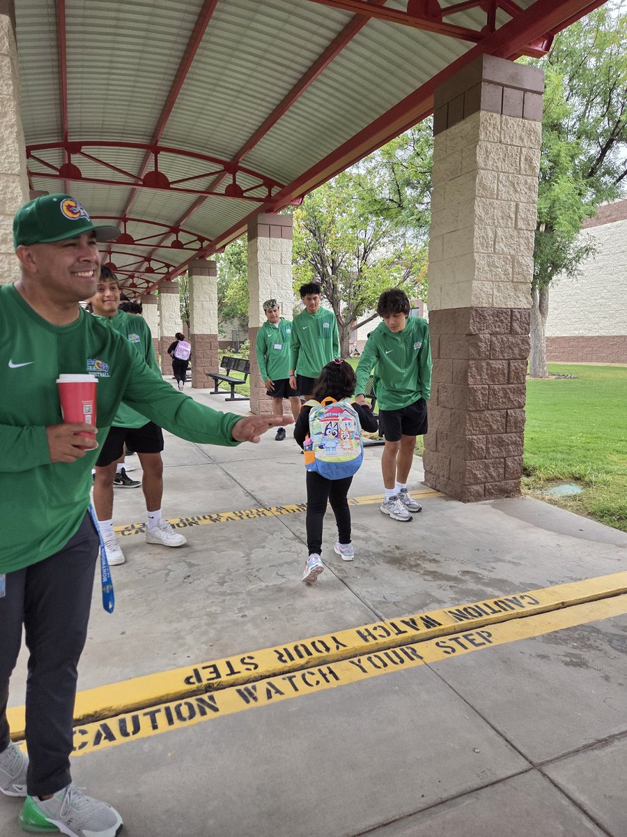 VBMolinar_HBES's tweet photo. What an awesome way to kick off Friday! Huge thanks to Montwood High School coach &amp; athletes for greeting our Dalmatian scholars yesterday morning 🐾🐏📣 Such a thoughtful surprise! #DaretoDream #TeamSISD @Coachrangel_MHS @HBall_ES @MontwoodHS https://t.co/xzIlIt2Zjw