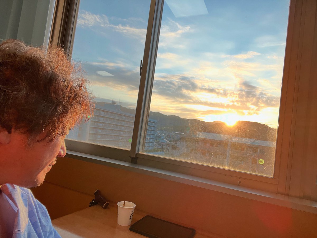 【手術23日目】今日も朝日パワーいただいて。昨日から痛み止めの薬を止めた。一昨日知ったのですが1日にトラムセット2回セコキシブル？2回飲んでいたみたいでこれで痛みがマシやったの？実はもっと体の痛みはあるのかな？って思って昨日から看護師さんと相談。痛み止めストップしてもらったさて結果は