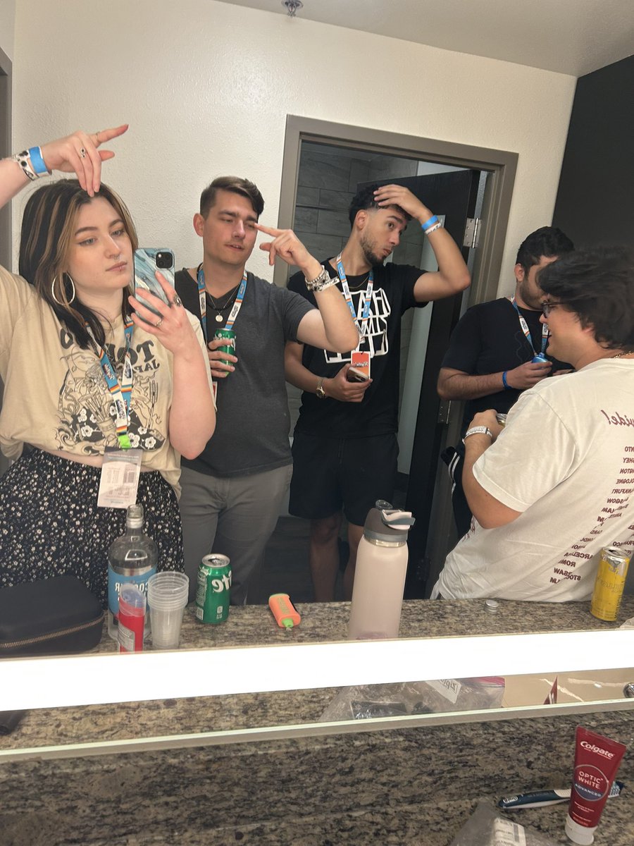 josie_simora's tweet image. the gang struggles to faze up