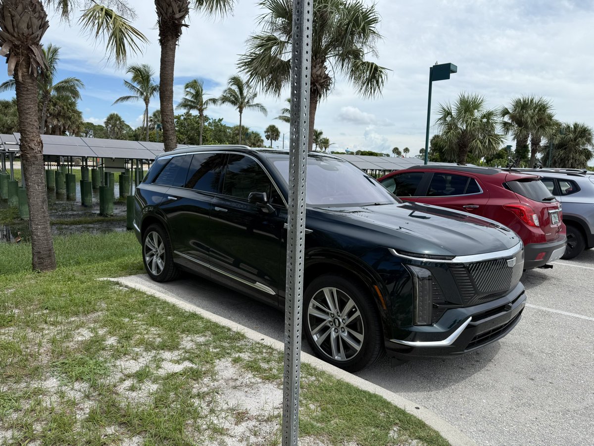 Saw my first Cadillac Vistiq out in the wild yesterday. It is only slightly smaller than a regular Escalade in person. Looks nice! Would be curious to see how it drives