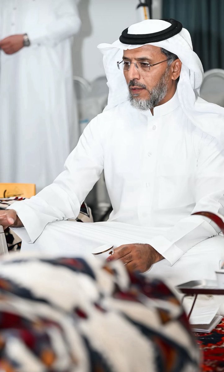 يتحدث عن احمد شوقي والمتنبي وامرؤ القيس وكأن ما يقول من شعر لا يجاريهم، ابتعد عن الظهور بفلسفة رائعة جداً وعاد ليقود المشهد،شاعر عظيم جداً مسلم عربي سعودي ويامي، ان ترى الشعر بهذا وتصفه هكذا وتغار عليه بحرقه، ساعتان من لقاء اصبحت اربعه وليست الاخيره 

الشاعر الكبير #مهذل_الصقور
