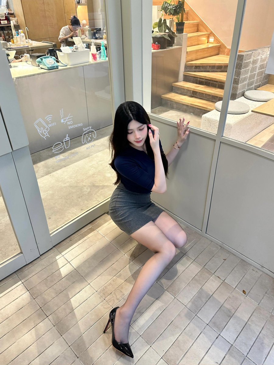 SenU_Lee's tweet photo. 这么喜欢看我秘书装蹲着吗？#NTR #人妻 #反差 #秘书 #黑丝 #高跟 https://t.co/J6vEfsMzHM