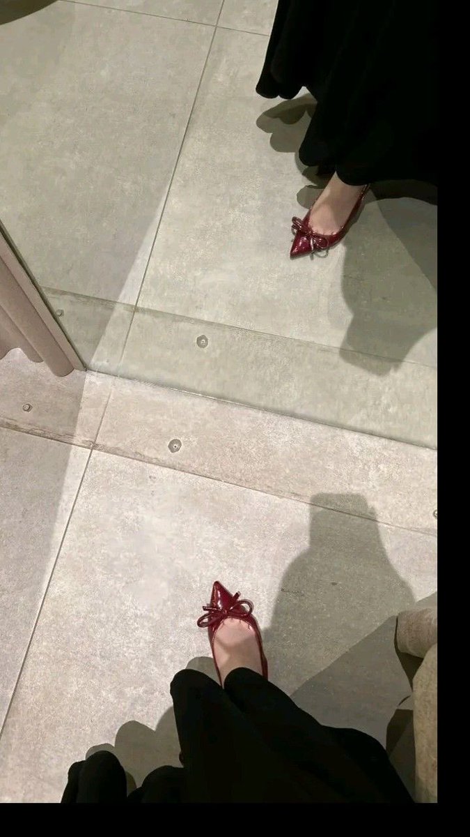 ا عاشق جاك معلن " بالهزيمه "
يوم ربي لك مع العشاق ساقه 

ارتكابك للقلوب أكبر جريمة !
يا حسينِ الوصف وعْلو الاناقه 

تاخذ العشاق للعشق وْ نعيمه 
بالكلام الذرب - وأسلوب اللباقه 

انخلق " شهدك " للارواح السقيمه 
ليه تحرمني .. وتمنعني مذاقه ؟