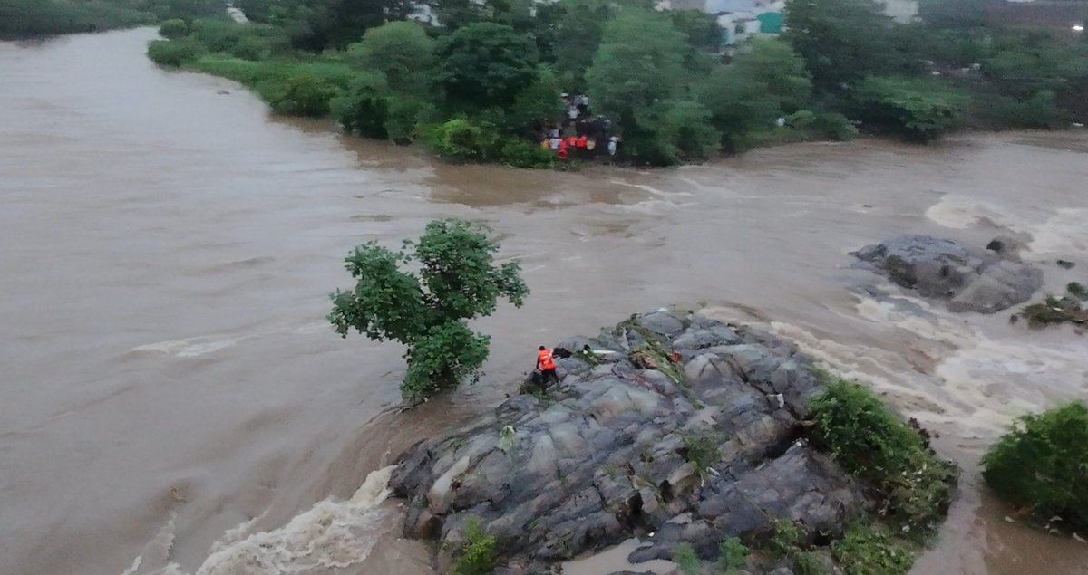 KonarkCorps's tweet photo. In a unique & innovative method using drones for rescue #BattleAxeDivision ensured the safe evacuation of a 30 year old marooned man stuck in the middle of #Ayad River at #Udaipur — showcasing adaptability of #IndianArmy.
#TechInfusion
#HADR
#JodhpurSubArea
#TrimshatBrigade https://t.co/qH71iEWv5q
