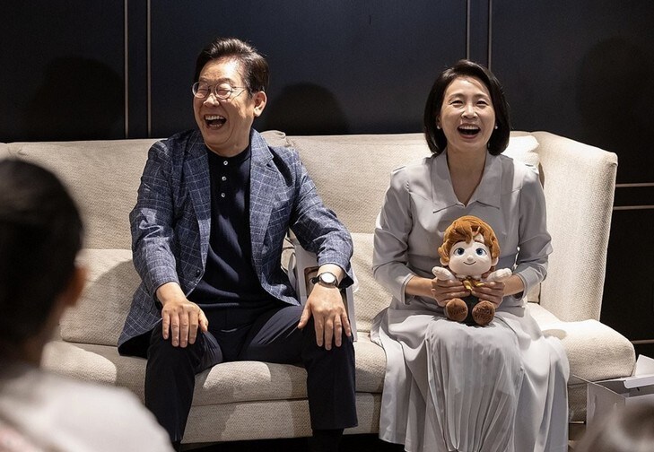 위인전 그만 쓰고 가슴에 손을 얹고 생각좀 해봐라 타국에서 자국민 300명이 수감당한 당일날 최소한 저렇게 쳐웃는 대통령 부부는 전세계 어디도 없을거다.