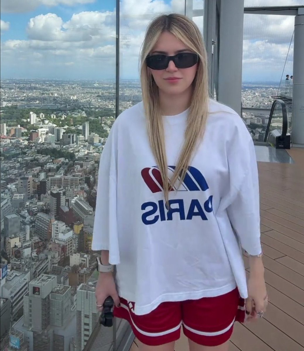 Yo chingue y chingue para que me saquen  una foto
La pose que hago: