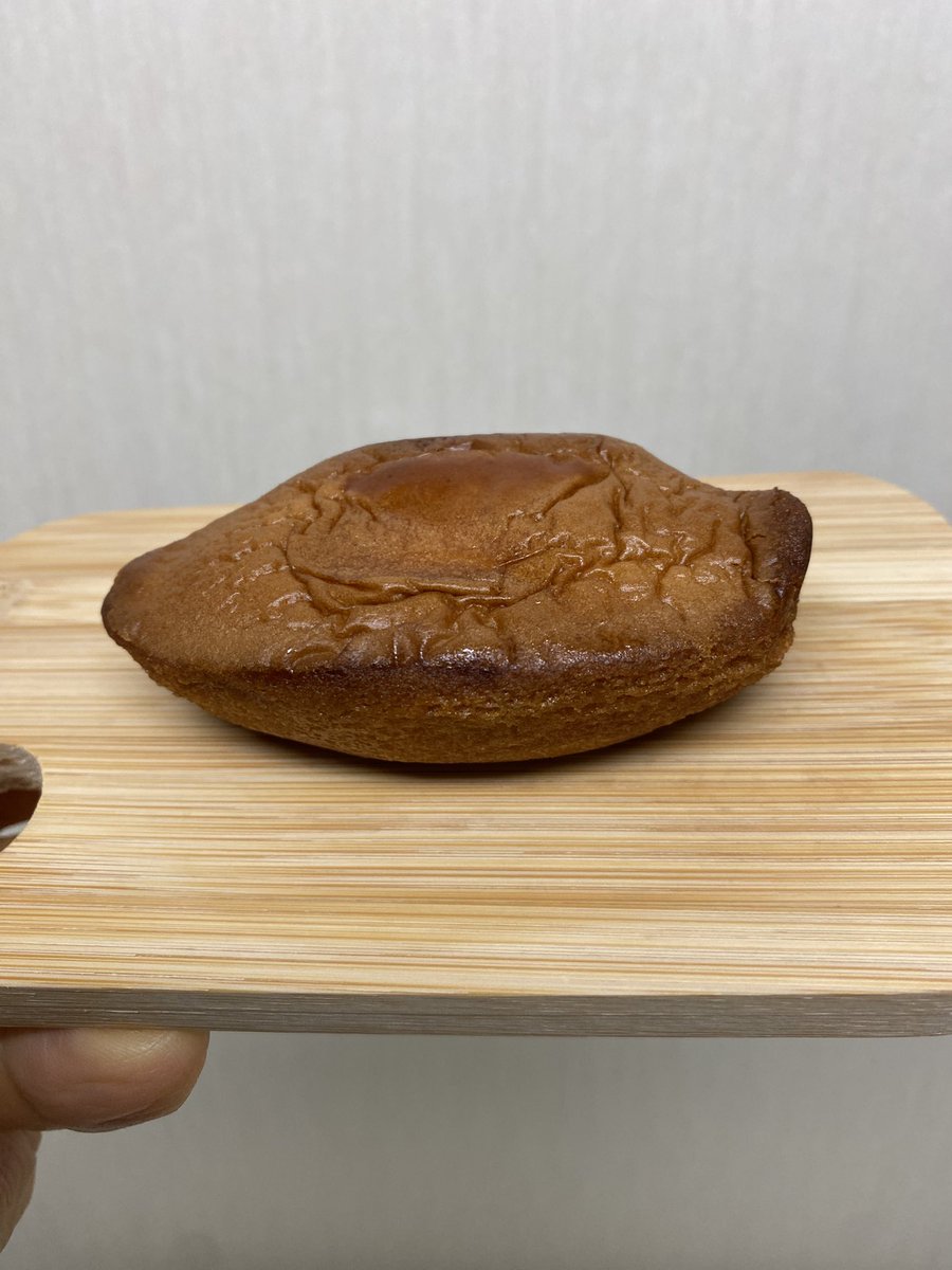 icemantorao's tweet photo. #BakedCake
I ate this
Boat shaped baked cake called Yokohama harbor
There is chestnut paste inside the baked cake
Soft texture and moderate sweetness spread in my mouth and were delicious
I liked it so much
I’ll eat this again https://t.co/qhXh8Msfrt